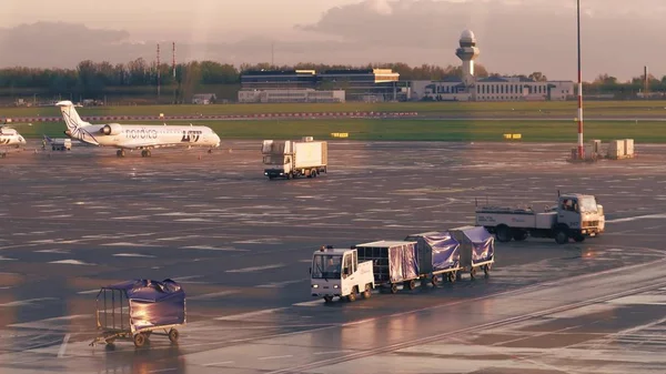 WARSAW, POLONIA - 14 DE ABRIL DE 2017. Vehículos utilitarios del aeropuerto y aviones LOT Polish Airlines estacionados — Foto de Stock