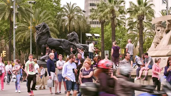 BARCELONA, ESPANHA - 15 de abril de 2017. Turistas fazendo fotos perto de Colombo Monumento leões — Fotografia de Stock