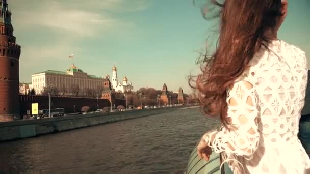 Uma bela jovem a ver no Kremlin de Moscovo. Viajar para o conceito Rússia. 4K tiro — Vídeo de Stock