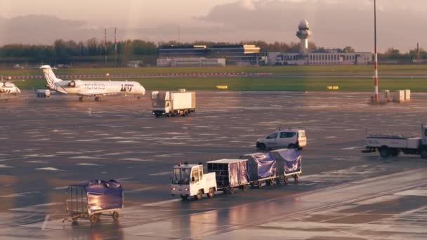 波兰华沙-2017 年 4 月 14 日。机场实用车辆和停泊的波兰航空公司飞机。4 k 开枪 — 图库视频影像