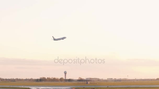 ワルシャワ, ポーランド - 2017 年 4 月 14 日。夕方に空港を離れるスマートウィングズ旅客機。4 k 撮影 — ストック動画