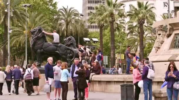 BARCELONA, SPAGNA - 15 APRILE 2017. Turisti che fanno foto vicino Columbus Monument leoni. 4K tiro — Video Stock
