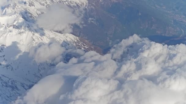 Die Alpen schneebedeckte Berggipfel und weiße Wolken, Aussicht aus der Luft. 4k stabilisiertes Video — Stockvideo