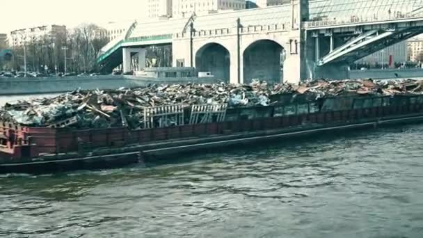 MOSCOU, RUSSIE - 29 avril 2017. Une péniche pleine de déchets industriels transportés sur la rivière. Problème de pollution urbaine moderne. Clip 4K — Video