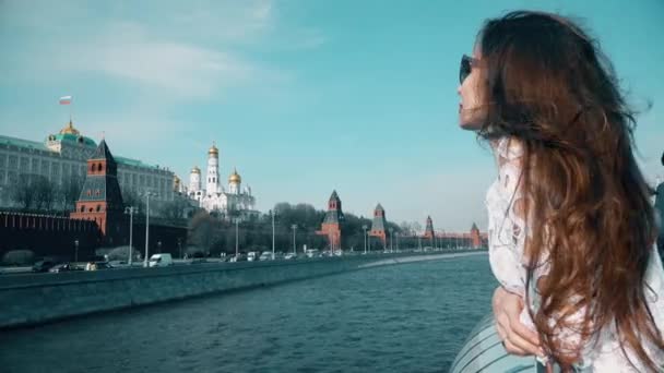 Smuk brunette kvinde ser på Moskva Kreml. Rejse til Rusland koncept. 4K klip – Stock-video