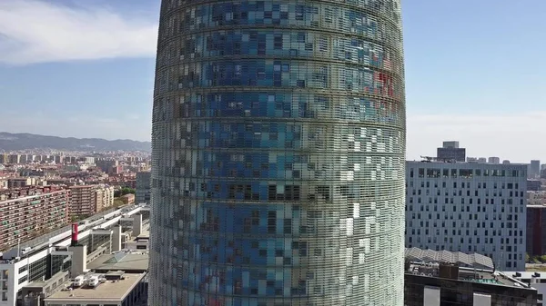 BARCELONA, ESPAÑA - 15 DE ABRIL DE 2017. Torre Agbar torre de primer plano levantamiento de disparo aéreo. Vídeo 4K — Foto de Stock