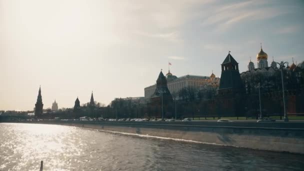 De muur van het Kremlin van Moskou en torens op een zonnige dag als gezien vanaf de rivier tour boot. 4k video — Stockvideo