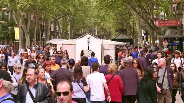 Barcelona, Spanje - April, 15, 2017. Drukke toeristische straat in het centrum. 4k video — Stockvideo