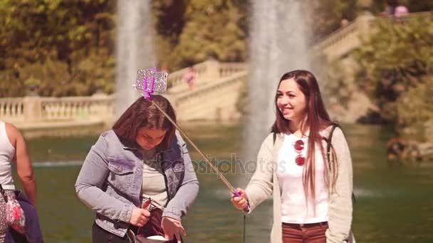 西班牙巴塞罗那-2017 年 4 月 16 日。女性旅游者构成和附近公园喷泉制作拍照。4 k 视频 — 图库视频影像