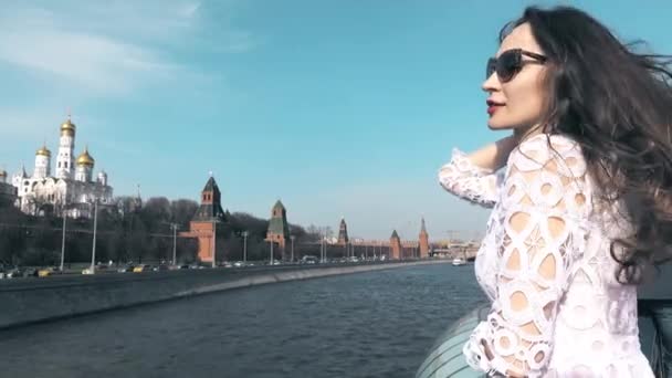 Mujer morena joven mirando en el Kremlin de Moscú. Viajar a Rusia concepto. Vídeo 4K — Vídeos de Stock