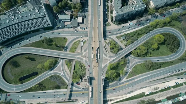 Plano aéreo de gran cruce urbano en un día soleado, vista de arriba hacia abajo —  Fotos de Stock