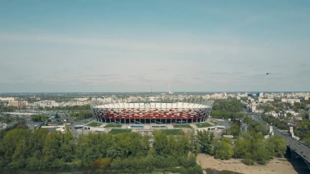 Warszawa - 2 maja 2017 r. Zdjęcia lotnicze z Vistula river nasyp i stadionu piłkarskiego Pge Narodowy. wideo 4k — Wideo stockowe