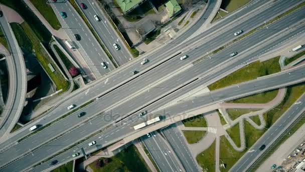 Letecký snímek rostoucí velké městské silniční křižovatky, shora dolů zobrazení. 4k video — Stock video