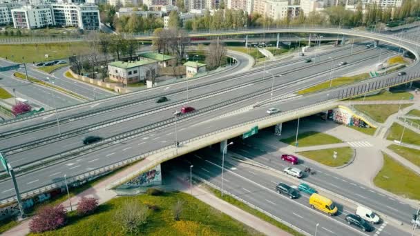 Varšava, Polsko - 2 května 2017. Letecký snímek z velkých měst silniční křižovatka. 4k video — Stock video
