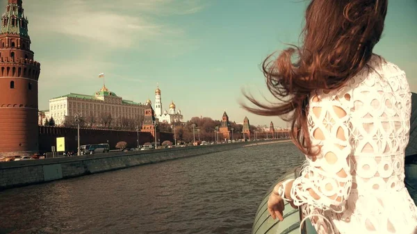 Krásná mladá žena, které sleduje v moskevského Kremlu. Cestování do Ruska koncept — Stock fotografie