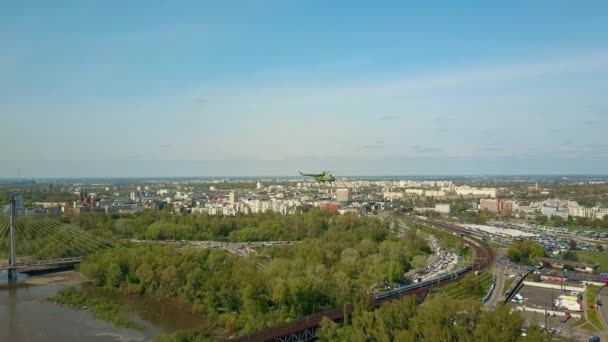 WARSAW, POLONIA - 2 de mayo de 2017. Foto aérea del helicóptero policial Mil Mi-8 volando por encima del estadio de fútbol PGE Narodowy. Vídeo 4K — Vídeos de Stock