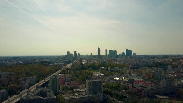 Antenowe panoramę centrum Warszawa, Polska. 4k ustanawiającego strzał — Wideo stockowe