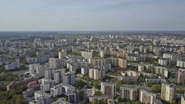 Vue aérienne d'une zone résidentielle typique de l'Europe de l'Est. Varsovie, Pologne. 4K établissement tir — Video