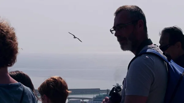 BARCELONA, SPAIN - APRIL, 16, 2017. Male tourist making photos at city viewing point — Stock Photo, Image