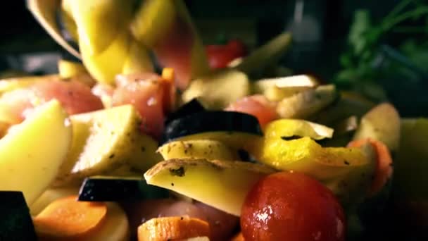 Cozinhar carne e guisado de legumes em casa. Vídeo de close-up 4K — Vídeo de Stock