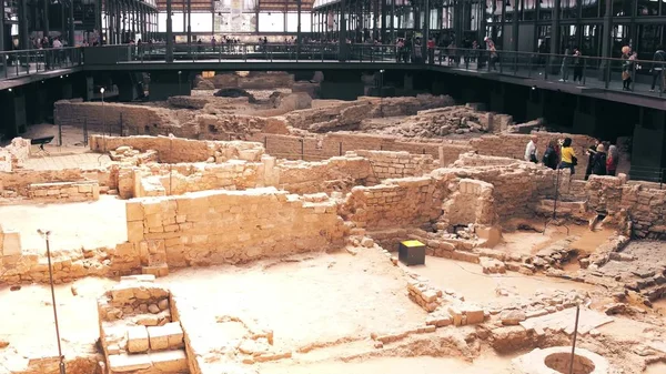 BARCELONA, ESPANHA - 15 de abril de 2017. Ruínas arqueológicas, restos de uma cidade antiga. Centro cultural El Born — Fotografia de Stock