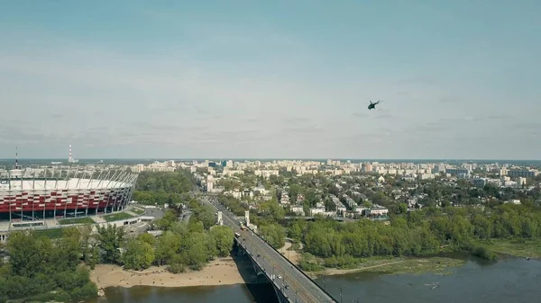 WARSAW, POLOGNE - 2 MAI 2017. Vue aérienne de l'hélicoptère Mil Mi-8 volant au-dessus du stade de football PGE Narodowy — Photo