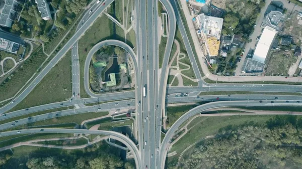 Plano aéreo del cruce de carreteras en una zona industrial, vista de arriba hacia abajo — Foto de Stock