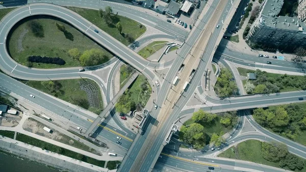 Vue aérienne d'un grand échangeur routier urbain — Photo