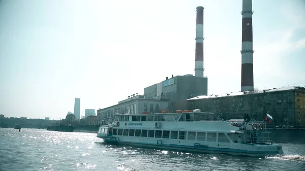 MOSCÚ, RUSIA - 29 DE ABRIL DE 2017. Planta eléctrica de calor y barco de paseo por el río — Foto de Stock