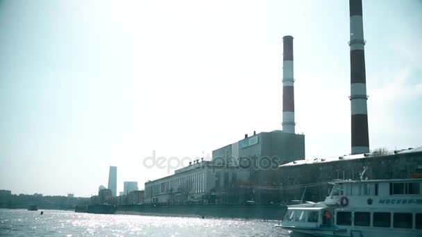 俄罗斯莫斯科-2017 年 4 月 29 日。热电厂和河游览船。4 k 开枪 — 图库视频影像