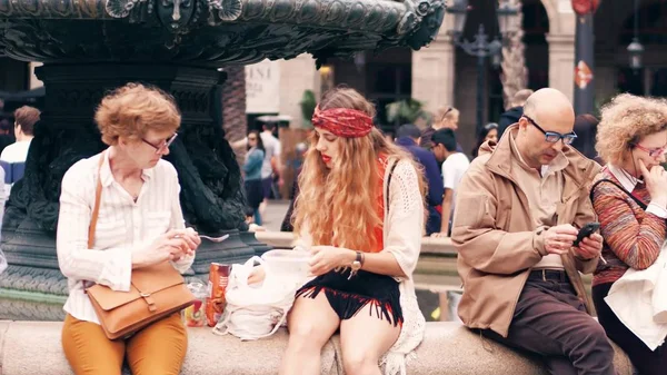 바르셀로나, 스페인-4 월 16, 2017. 여성 관광객 절약 돈을 먹는 음식에서 가져온 점심 상자에 홈 — 스톡 사진