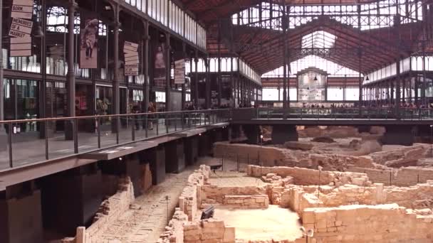 BARCELONA, ESPANHA - 15 de abril de 2017. Ruínas arqueológicas. Centro cultural El Born. 4K pan shot — Vídeo de Stock