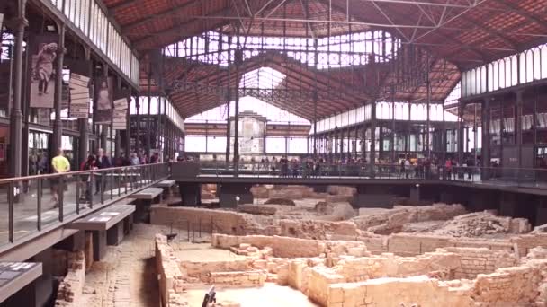 BARCELONA, ESPANHA - 15 de abril de 2017. Restos de uma cidade antiga. Centro cultural El Born. 4K steadicam vídeo — Vídeo de Stock