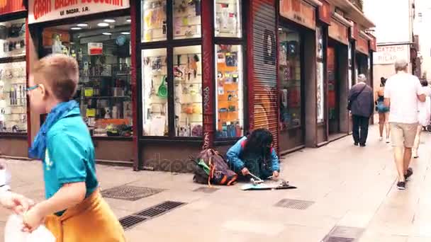 BARCELONA, ESPANHA - 15 de abril de 2017. Músico de rua estranho se apresentando em uma placa de tambor em um lugar turístico. 4K steadicam tiro — Vídeo de Stock