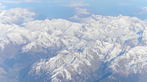 Los Alpes nevados picos de montaña en un día soleado — Vídeo de stock