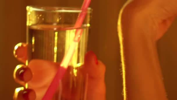 Mladá žena pitnou vodu brčkem růžová. 4 k close-up shot — Stock video