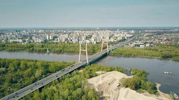 Vue aérienne du quartier résidentiel de Varsovie, de la Vistule et du pont goudronné — Photo