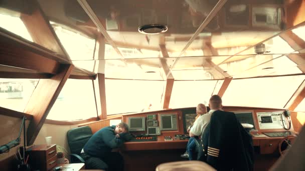 俄罗斯莫斯科-2017 年 4 月 29 日。机动船队长和一个小男孩在驾驶室中。4 k 剪辑 — 图库视频影像
