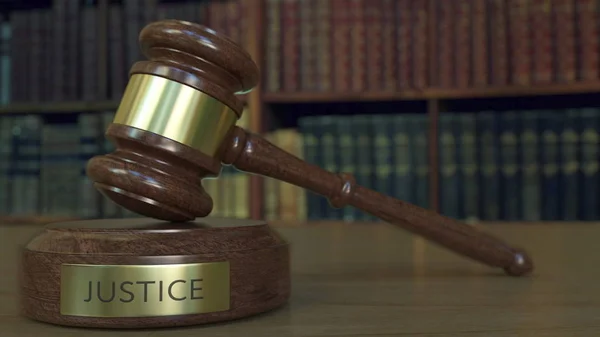 Hakim gavel dan blok dengan tulisan JUSTICE. Perender 3D — Stok Foto