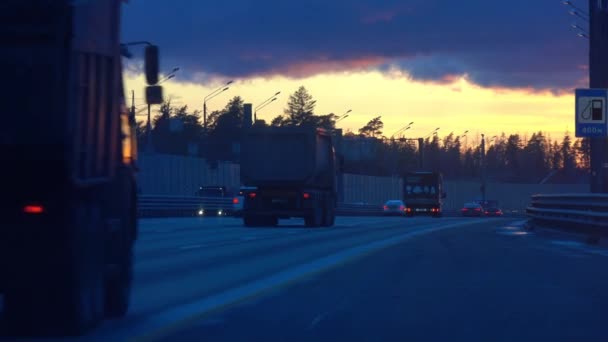 Moscow Region, Federacja Rosyjska - 30 kwietnia 2017 r. Novorizhskoe autostrady na zachód od Moskwy o zachodzie słońca. wideo 4k — Wideo stockowe