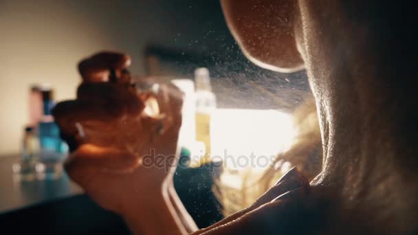 Jonge vrouw parfum spuiten op haar nek. Slow motion close-up shot — Stockvideo