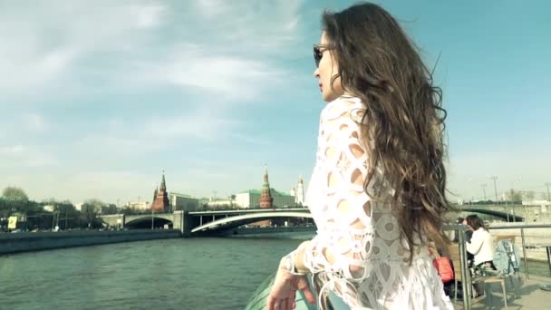 Jeune femme brune regardant au Kremlin de Moscou. Voyage en Russie concept. Vidéo au ralenti — Video