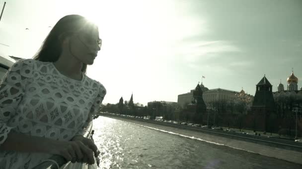 Hermosa joven mirando al Kremlin de Moscú. Viajar a Rusia concepto. Disparo en cámara lenta — Vídeos de Stock