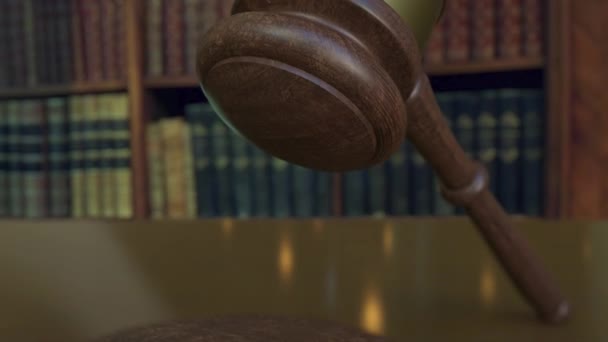 Δικαστές σφυρί πέσει και χτυπήσει το μπλοκ με επιγραφή δικαστήριο. 4 k κλιπ — Αρχείο Βίντεο