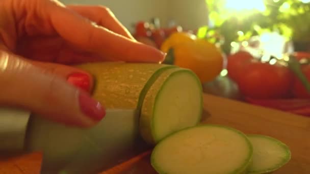 Vrouw snijden courgette op een houten bord. Gezond eten en koken thuis. 4k video — Stockvideo