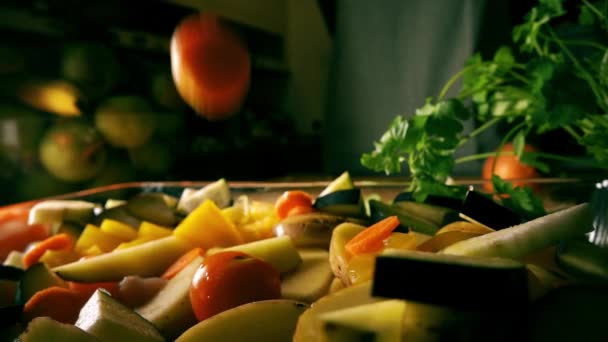 Fallende Kirschtomaten. Gemüseeintopf zu Hause kochen. Nahaufnahme in Zeitlupe — Stockvideo