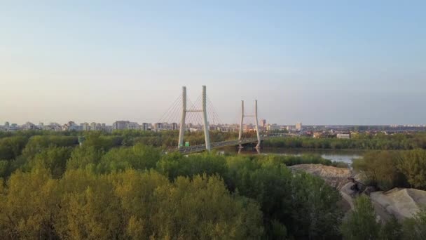 Toma aérea del puente de autos en Varsovia. Clip 4K — Vídeos de Stock