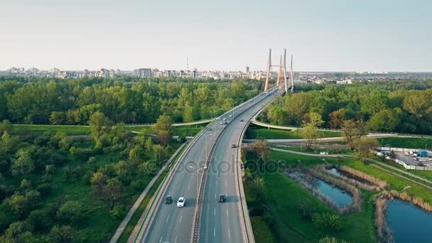 Foto aérea de la autopista y puente de coches guyed en Varsovia. Clip 4K — Vídeos de Stock