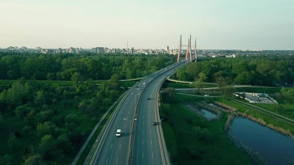 Vue aérienne de l'autoroute et du pont de voiture garé à Varsovie — Photo