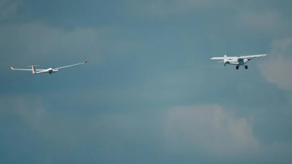 Warszawa, Polen - maj 13, 2017. Teleobjektiv pan skott av Sp-Tir Aviat Husky A-1b propeller flygplan bogsering ett segelflygplan på himlen — Stockfoto